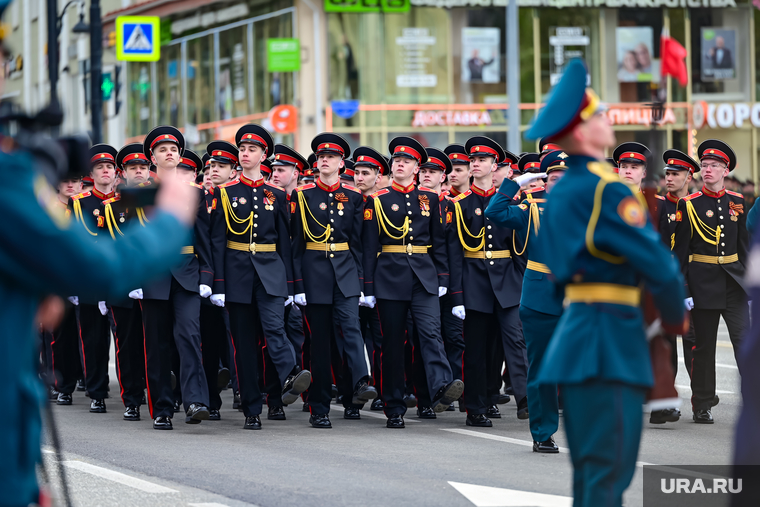 По Октябрьской площади торжественным маршем прошла колонна кадетов