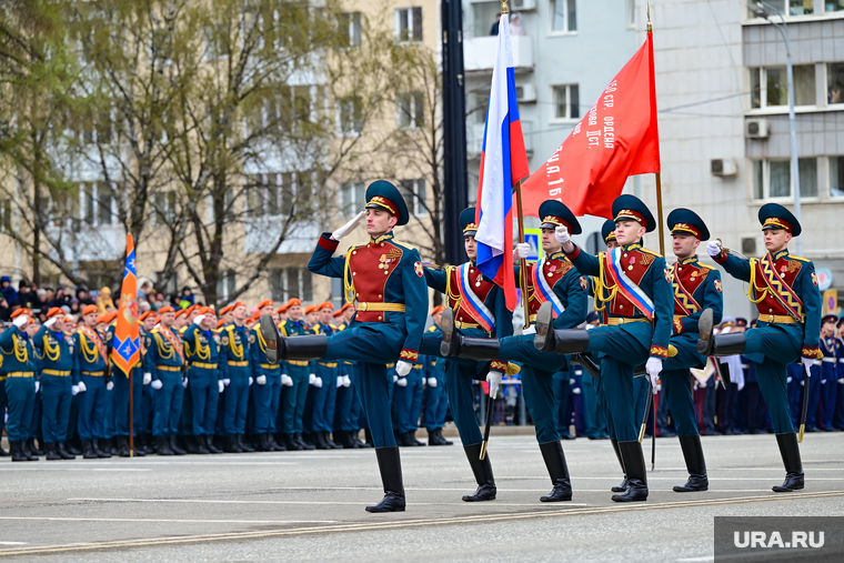 Знаменная группа курсантов ПВИВНГ вынесла на Октябрьскую площадь флаг России и копию знамени Победы