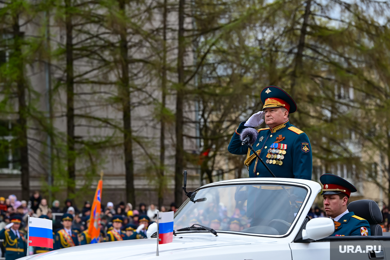 Принимал парад министр территориальной безопасности Пермского края, генерал-майор Виктор Батмазов