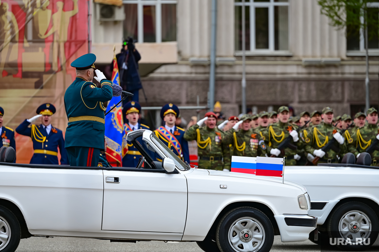 Командовал прохождением войск начальник Пермского суворовского военного училища, генерал-майор Николай Братухин