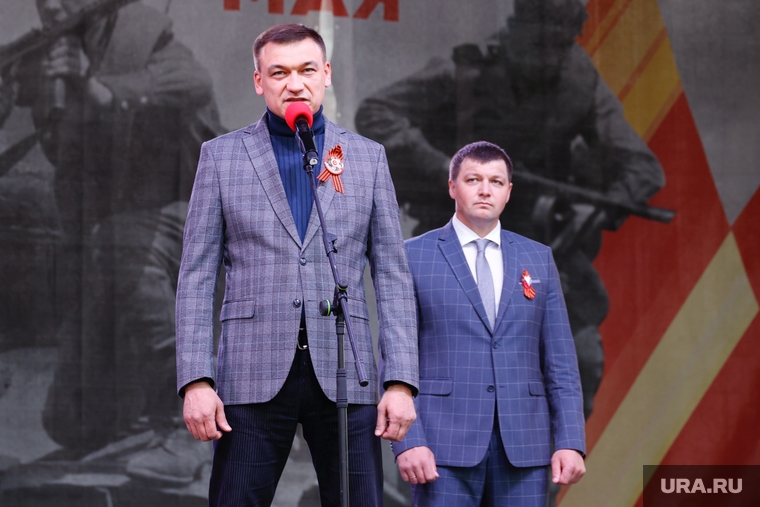Антон Науменко (справа) вместе с Игорем Прозоровым (слева) выступили перед акцией «Минута памяти»