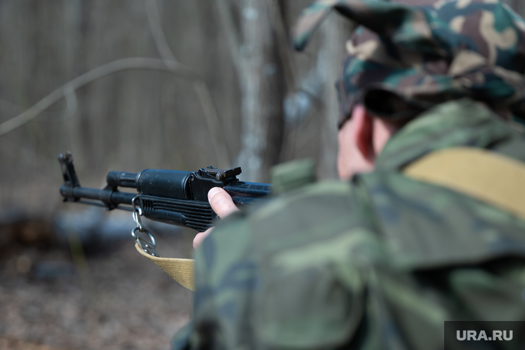 Военно-тактическая подготовка гражданского населения на полигоне. Пермь, тренировка, автомат калашникова, противостояние, боевики, лес, оружие, вооружение, война, подготовка, ак, конфликт, вооруженные силы, тайга, бойцы, зеленка, вооруженные люди, вооруженный человек, весна, солдат, мобилизация, вс рф, сво, наемники, военный, бойцы сво, ак 74