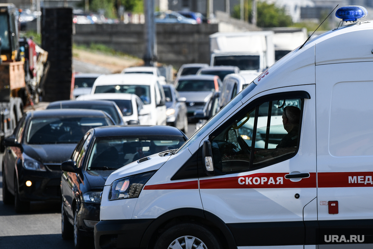 Строительство трамвайной ветки в район Академический. Екатеринбург, пробка, автомобильный затор, машина скорой помощи, скорая помощь, скорая медицинская помощь