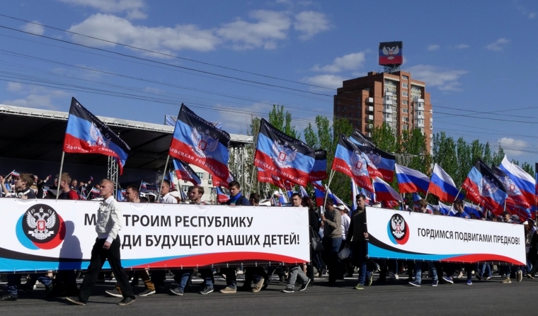 Участники торжественного шествия в Донецке, посвященного Дню самопровозглашенной Донецкой народной республики. 2018 год