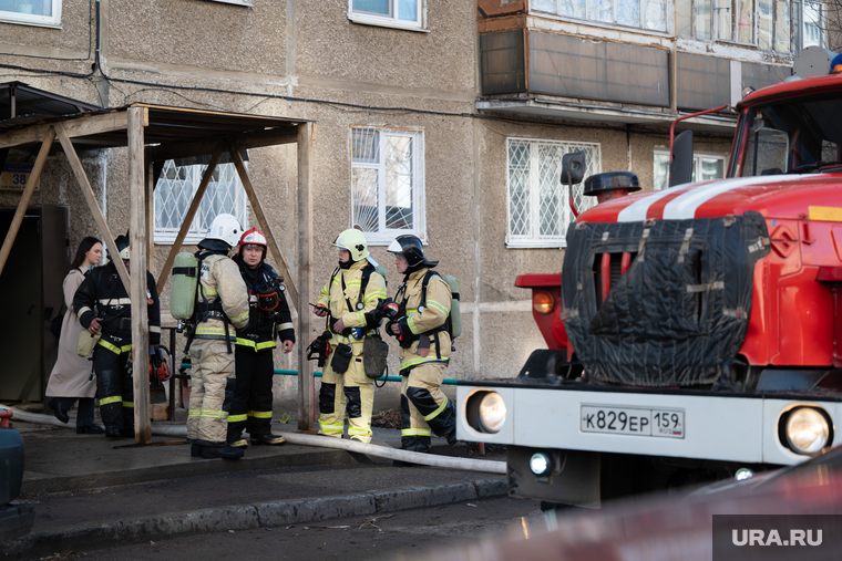 Пожар на ул. Чердынская 38. Пермь, мчс, многоэтажка, пожарные, пожарный спецтранспорт