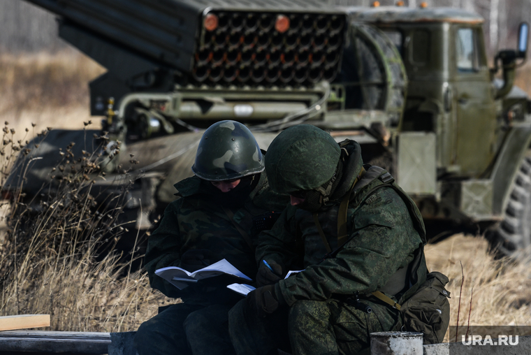 Тренировочные стрельбы мобилизованных с Центрального военного округа на полигоне Еланский. Свердловская область, мобилизация, мобилизованные, рсзо град, реактивная система залпового огня, подготовка артиллеристов, учеба артиллеристов, реактивная артиллерия, подготовка мобилизованных