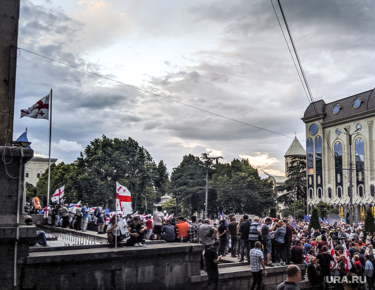 Последствия протестов в Грузии. Тбилиси, протестующие, грузинские флаги