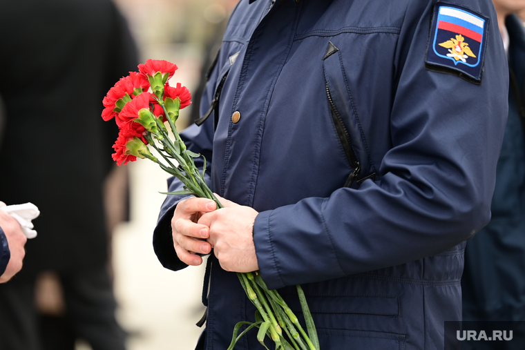 Церемония возложения цветов к монументу «Героям фронта и тыла» в центральном квартале городской эспланады. Пермь, чиновники, гвоздики, мужчина, 9 мая, цветы, руки