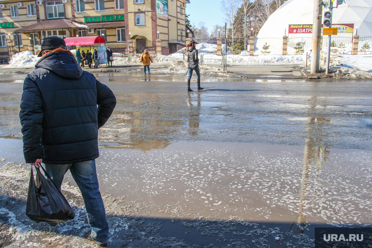 Огромная лужа на проезжей части в Кургане., пешеходный переход, лужа на дороге