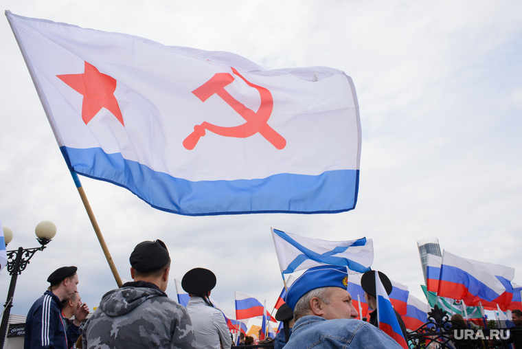 Празднование Дня России. Екатеринбург, армия, андреевский флаг, флот, моряки, ВМФ, российский флот, военно-морской флаг ссср
