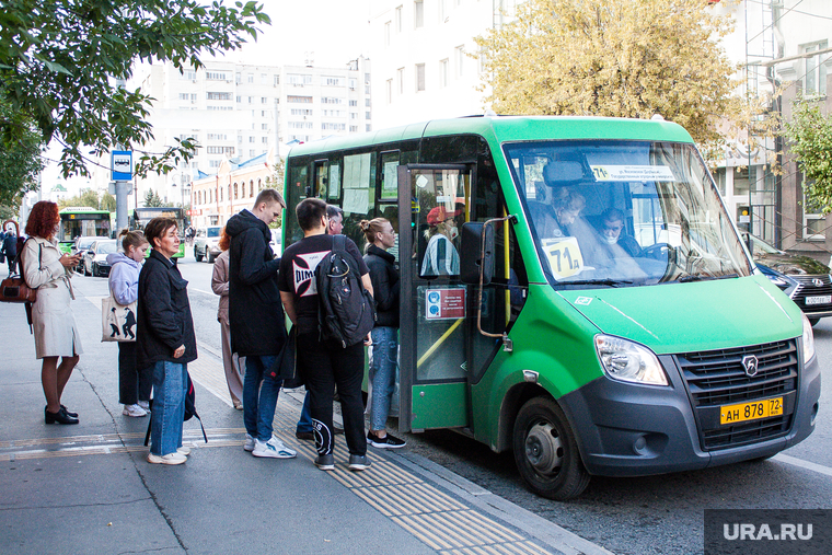 Виды города. Тюмень, остановка, транспорт, автобусная остановка, маршрутка, остановка автобусная