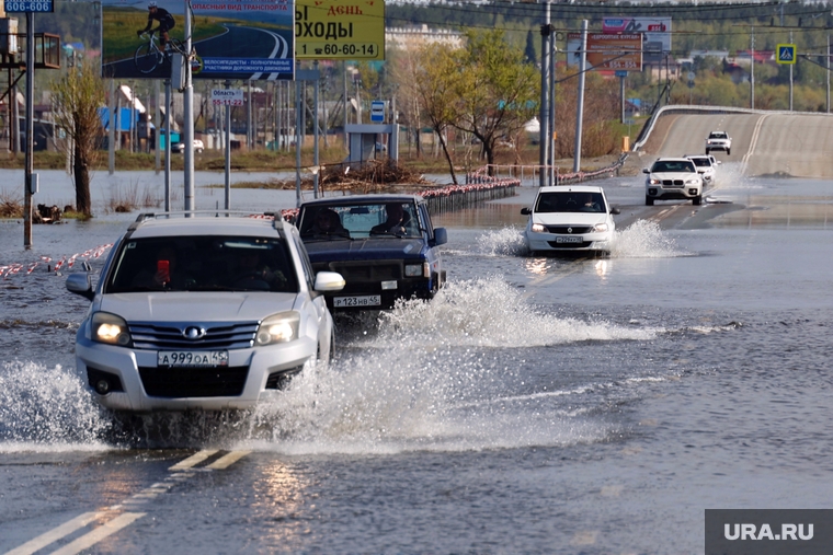За сутки уровень воды на шоссе значительно уменьшился