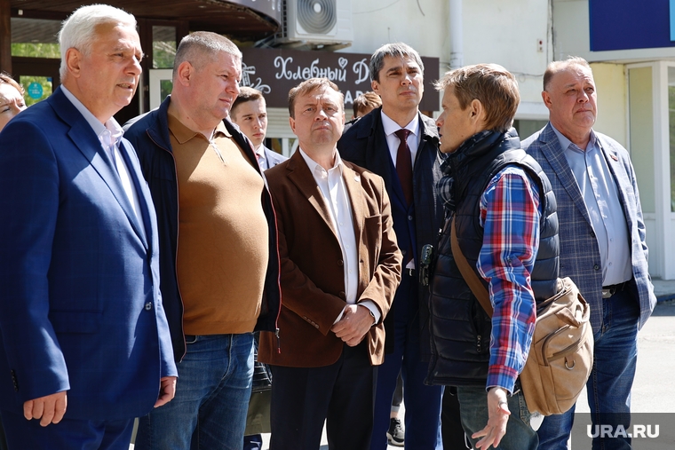 Курганские депутаты провели выездной комитет и прошлись по достопримечательностям города