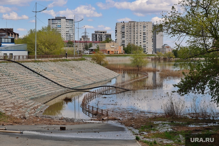 Вода на набережной до сих пор выше нормы