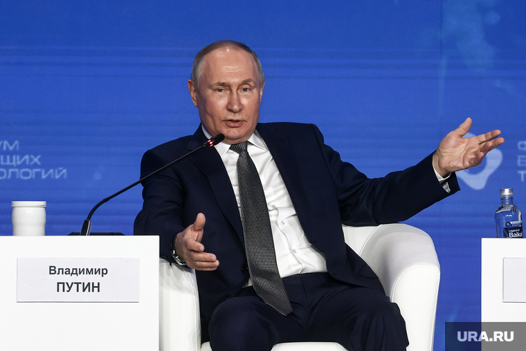 Президент России Владимир Путин на пленарной сессии "Форума будущих технологий". Москва, путин владимир
