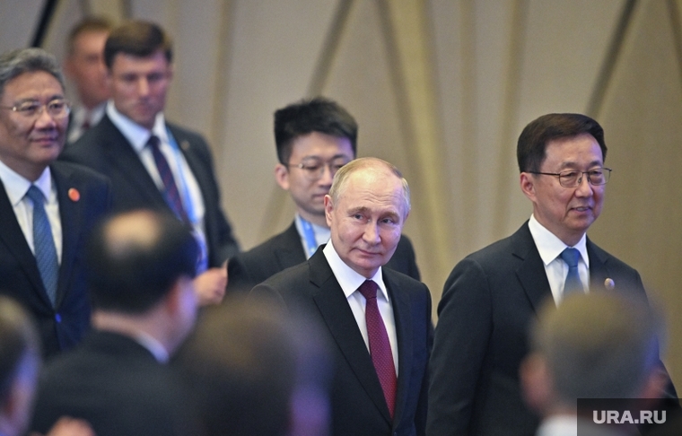 Путин пообщался с заместителем председателя Китайской Народной Республики Хань Чжэном (справа)