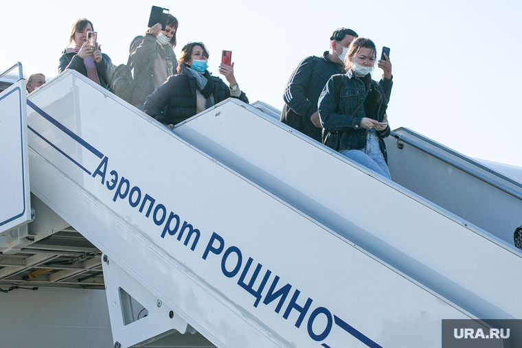Открытие чартерных рейсов в Тюмень. Тюмень, аэропорт рощино, путешествие, трап, рощино, пассажиры, туристы, цветной бульвар, трап самолета, тюмень, перелет, авиапассажиры