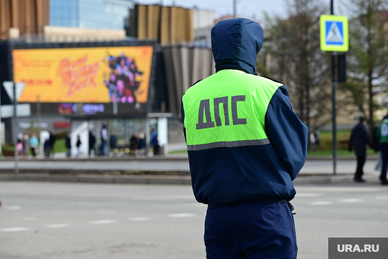 2024 Торжественное прохождение войск Пермского гарнизона и военной техники на Октябрьской площади. Пермь, пост, сотрудник, дпс, 9 мая, гаи, Попова, imall