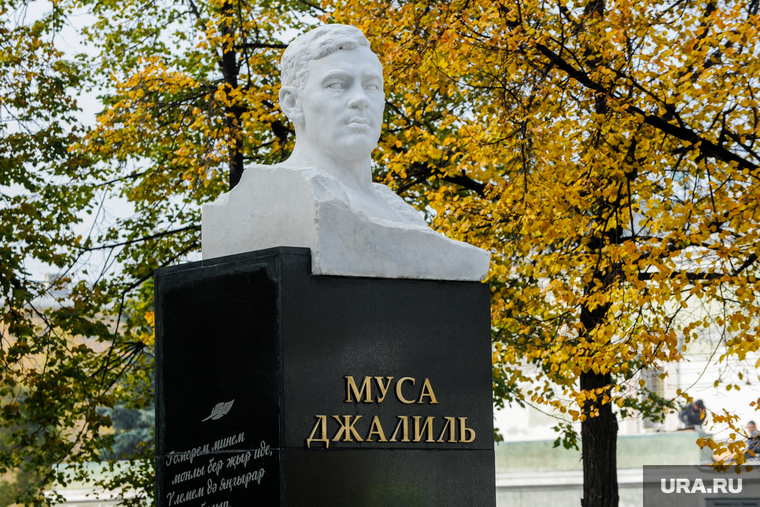 Памятник татарскому поэту Мусе Джалилю. Челябинск, скульптура, бюст, джалиль муса, памятник