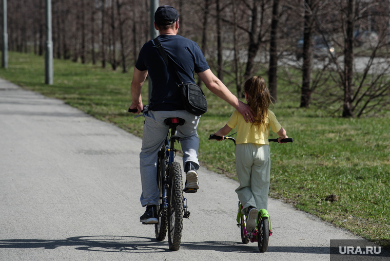 Самый жаркий день в апреле. Екатеринбург , тепло, жара, велосипед, активный отдых, весна, самокат, отец с дочерью