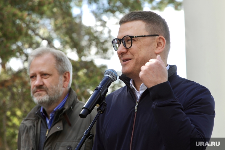 Алексей Текслер (справа) поучаствовал в открытии фестиваля вместе с председателем Союза журналистов России Вишневецким (слева)