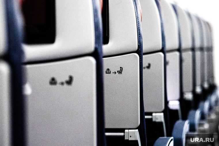 Флагманский самолет Boeing 777-300ER авиакомпании «AZUR air». Екатеринбург, воздушное судно, салон самолета, пассажирский самолет, авиакомпания, авиакресла, авиаперевозки, откидной столик, пассажирское место, место в самолете
