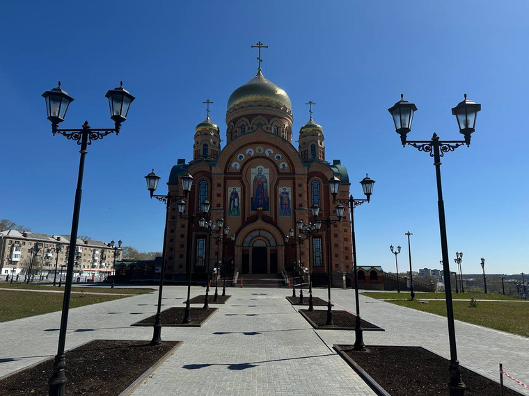 В церкви и вокруг нее проводятся финальные работы по обустройству