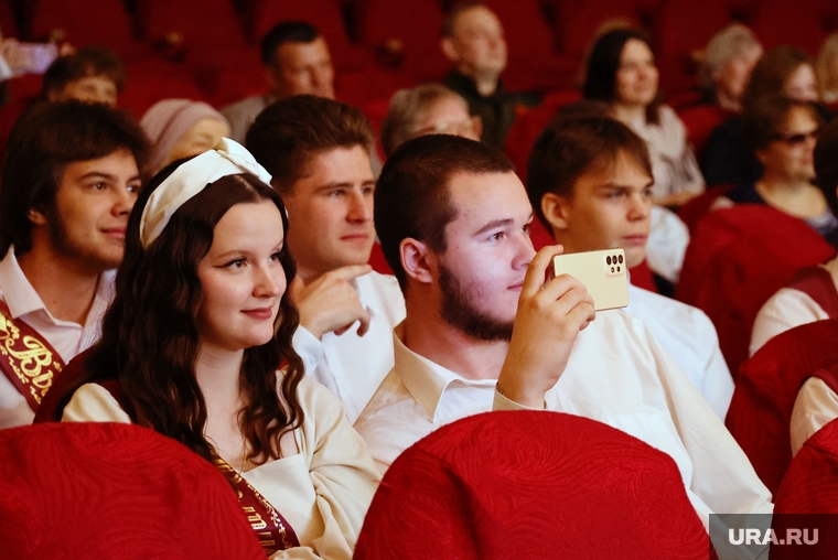Последний звонок у выпускников. Курган, последний звонок, выпускники, выпускной