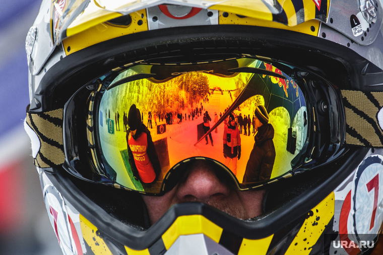 Экстремальные соревнования по скоростному спуску на санях "Red Bull Сани Удалые". Екатеринбург , шлем, спорт, горнолыжник, зимний отдых, горнолыжная маска