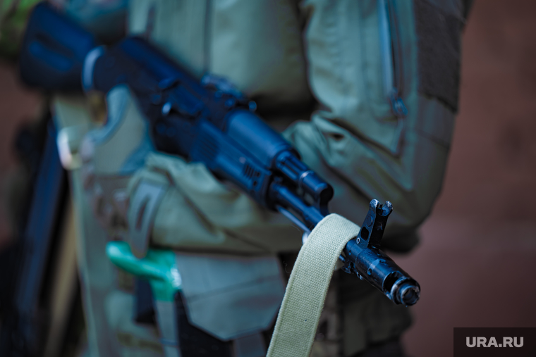 Военно-тактическая подготовка гражданского населения на полигоне. Пермь, тренировка, автомат калашникова, противостояние, боевики, оружие, вооружение, война, подготовка, ак, конфликт, бойцы, вооруженный человек, руки, солдат, мобилизация, вс рф, сво, воруженные силы, наемники, военный, бойцы сво, ак 74