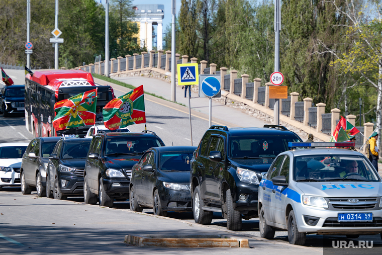 Утром во вторник 28 мая ветераны-пограничники стали стягиваться к Речному вокзалу. Здесь, на набережной Камы проходят основные праздничные мероприятия в честь Дня пограничника