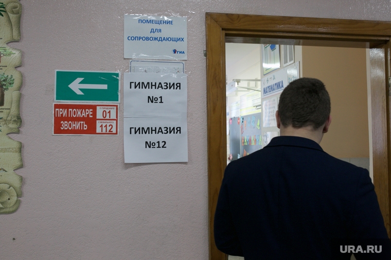 В первой части экзамена были тестовые задания, связанные с орфографией, пунктуацией, лексикой и грамматикой. Вторая часть сложнее - школьникам необходимо было написать сочинение по прочитанному тексту. Именно оно оценивается выше других заданий. 