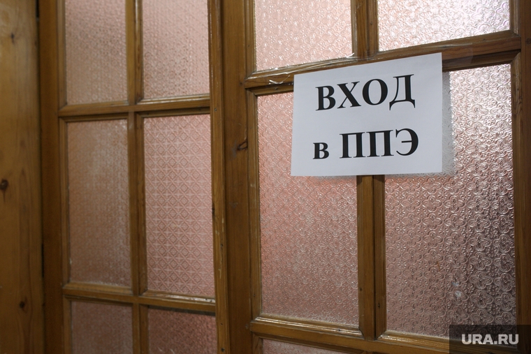 Первый обязательный экзамен для одиннадцатиклассников начался 28 мая в 10:00. Он состоял из двух частей - тестовых заданий и сочинения. Экзамен длился 3,5 часа