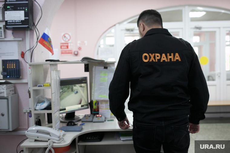 На время сдачи экзаменов в учреждениях работала усиленная охрана. Также на местах проведения ЕГЭ дежурили сотрудники полиции