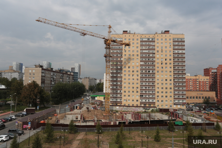 Виды города. Пермь, строительство дома, новостройки, кран башенный, горького 86