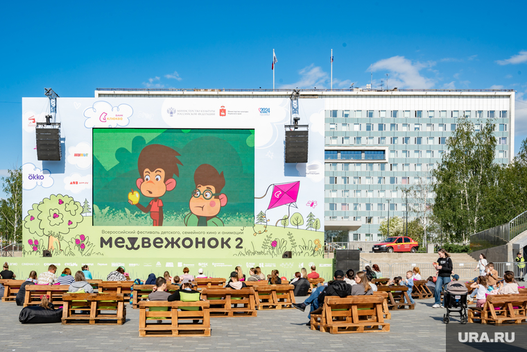 Фестиваль детского кино «Медвежонок».Пермь, жара, люди, развлечения, лето, отдыхающие, администрация, досуг, отдых, солнечный день, здание администрации, эспланада, праздник, развлечения в городе