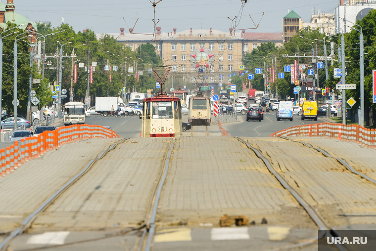 Городские зарисовки. Челябинск, рельсы, трамвайные пути, трамвай