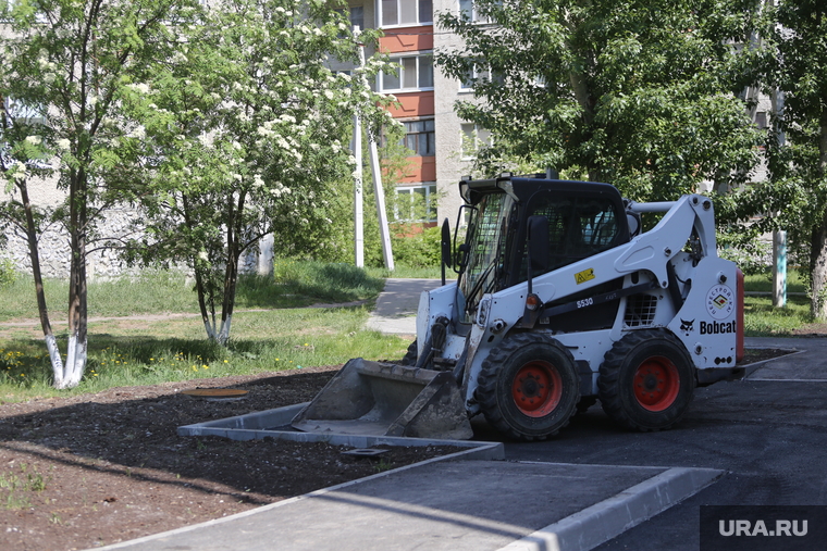 В июне 2024 года планируется закончить благоустройство двора на Московском тракте в рамках программы "Комфортная городская среда". Помимо спортивной и детской площадки здесь организовали парковочные места.
