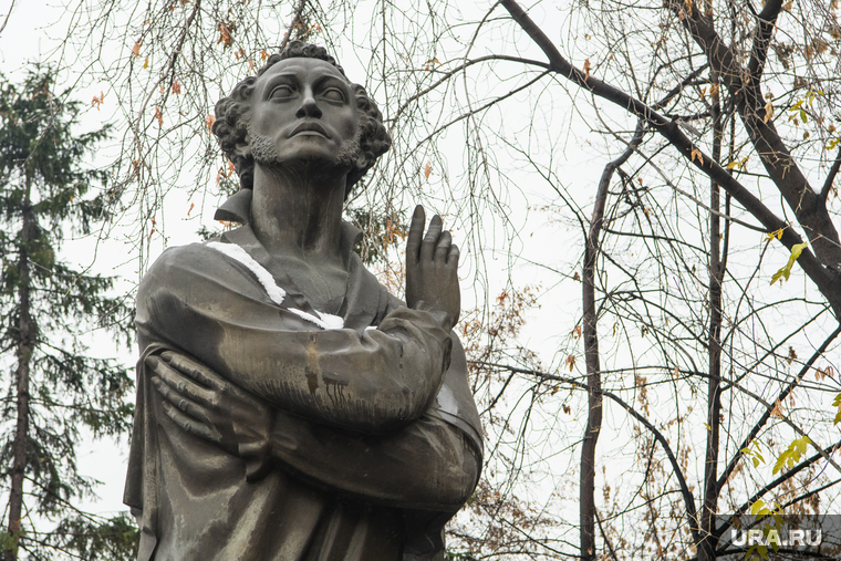 Уличный ремонт. Екатеринбург, памятник пушкину