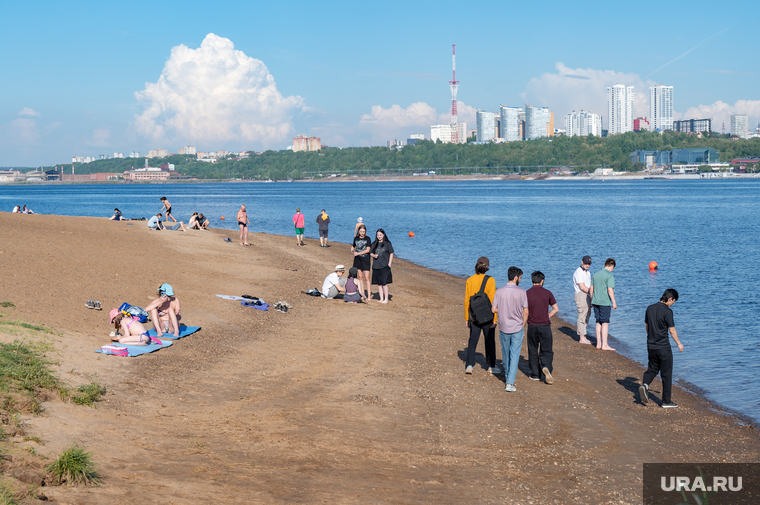 Горожане спасаются от жары на берегу Камы