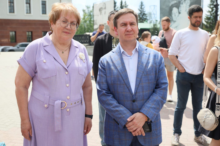 Горожане собрались возле Храма на Крови