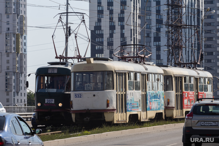 Глава Екатеринбурга в Кировском районе. Екатеринбург, трамваи, общественный транспорт, город, малышевский мост, трамвай 8, трамвай 15
