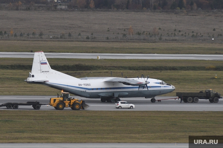 Аэропорт Кольцово после происшествия с посадкой самолета АН-12. Екатеринбург, взлетная полоса, тягач, аэродром, транспортировка, впп, буксир, взлетно-посадочная полоса, взлетное поле, ан-12, буксировка