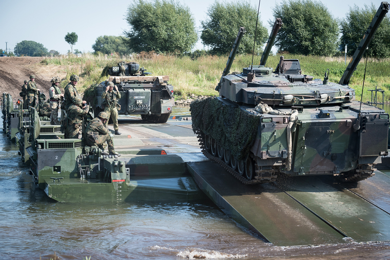 БМП Marder1 способен преодолевать водную преграду глубиной до 1,5 метров без соответствующей подготовки