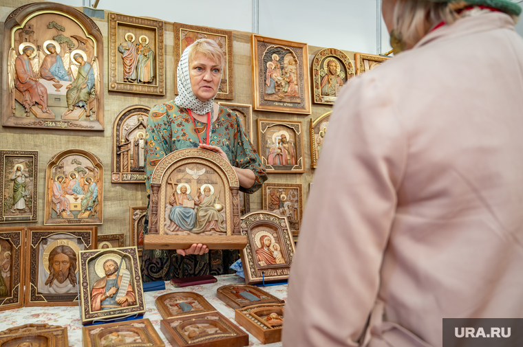 Посетителям выставки предлагаются различные товары и сувениры, изгтовленные местными умельцами