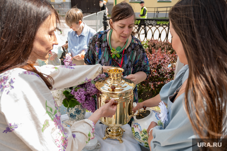 Пермяки и гости города отведали свежезаваренного чая из настоящего русского самовара
