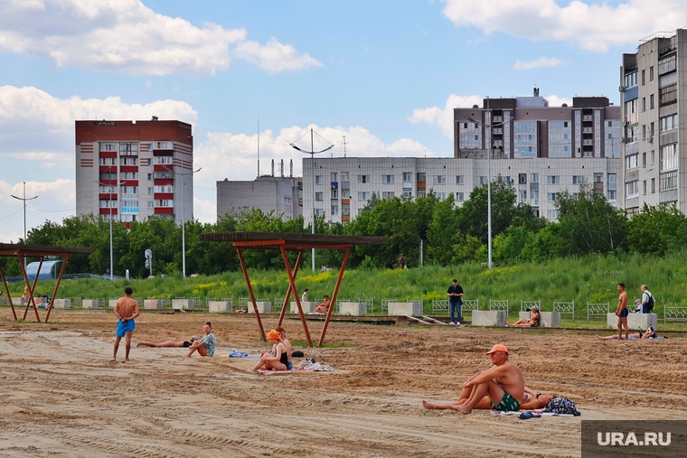 Деревянные дорожки, которые были придавлены бетонными блоками, устояли