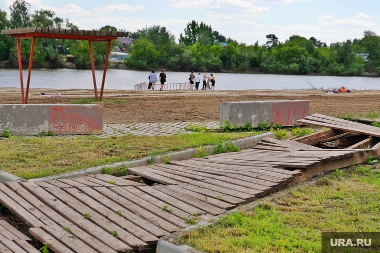 Пляжная дорожка вся искорежена после пребывания в воде Тобола