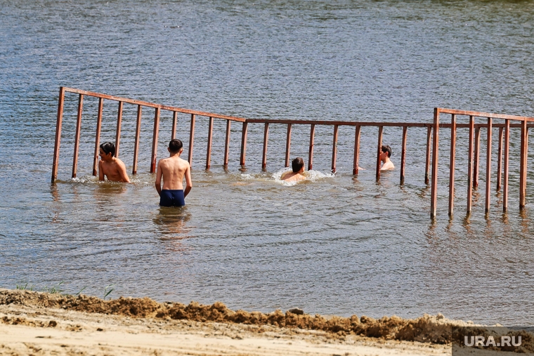 Подростки купаются в реке Тобол в так называемом "лягушатнике"