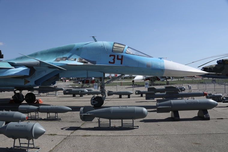 Перед выполнением боевой операции истребитель Су-34 тщательно осматривают